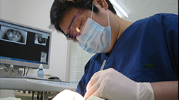 せきね歯科院長 診療中