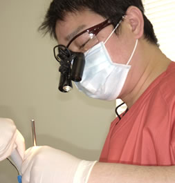 せきね歯科院長 診療中