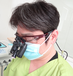 せきね歯科院長 診療中